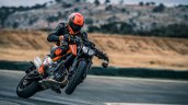 2018 KTM 790 Duke Orange action shot