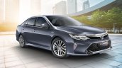 Toyota Camry Hybrid front three quarters right side