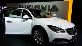 Frankfurt Live - Opel Insignia Country Tourer stops by