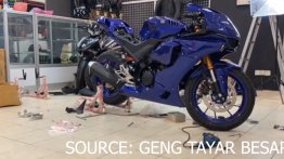 Yamaha YZF-R15 V3.0 transformed into YZF-R1M [Video]