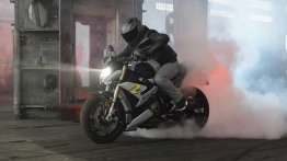 2021 BMW S 1000 R unveiled, loses weight, ditches asymmetrical front look