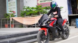 Minimal Bajaj Pulsar RS200 Body Wrap Enhances Bike’s Looks