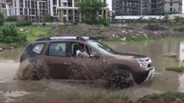 Renault Duster 4x4 Off-Roading In Heavy Slush - Video