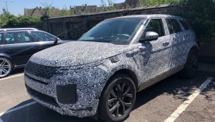IAB viewer captures the 2019 Range Rover Evoque at a parking lot