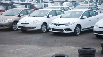 Spied - 2013 Renault Fluence facelift has arrived in India! Gets clicked alongside its predecessor