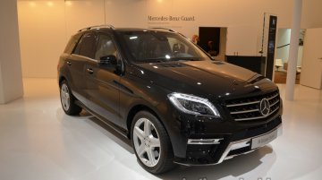 Frankfurt Live - Mercedes M-Guard armoured SUV loves playing with fire