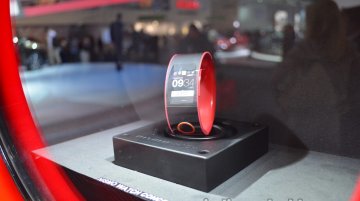 Frankfurt Live - Nissan NISMO Concept Watch connects you to your car