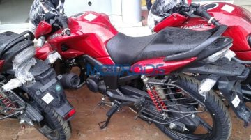 2015 Hero Hunk (facelift) snapped at a dealership - Spied