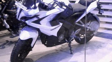 Bajaj Pulsar RS200 spied in a new white colour - Video