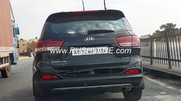 Pre-facelift Kia Sorento spotted on highway in India - Video