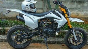 Bajaj Pulsar 220F Supermoto mod [Video]