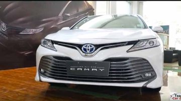 2019 Toyota Camry Hybrid detailed in a walkaround video