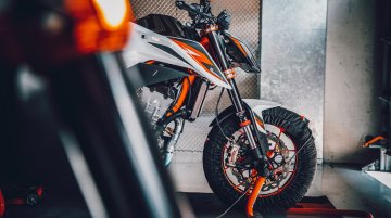 KTM 890 Duke R - Image Gallery