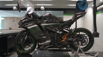 Kawasaki Ninja ZX-25R modified to resemble the race version [Video]