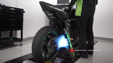 Watch Kawasaki Ninja ZX-25R with Yoshimura exhaust spitting blue flames [Video]