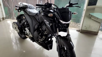 New BS6 Yamaha FZ 25 detailed in a walkaround video at a dealership