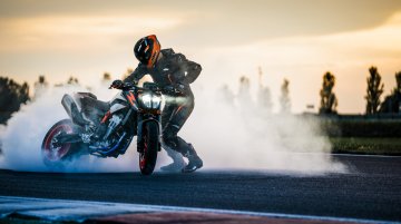 2022 KTM 890 Duke R Revealed, Gets New & Attractive Livery