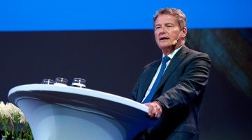 Volvo Chairman Carl-Henric Svanberg Declines Re-Election