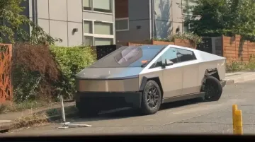 Abandoned Tesla Cybertruck Becomes Seattle's Unofficial Tourist Spot