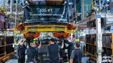 Mercedes-Benz Starts Series Production of Second-Gen eActros 400
