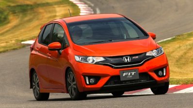 2014-Honda-Jazz-Fit-RS-front-end-in-motion-02