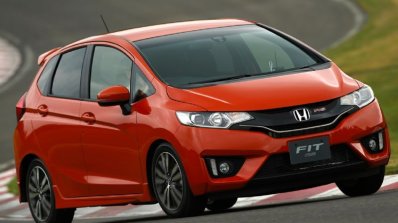 2014-Honda-Jazz-Fit-RS-front-three-quarter-in-motion-02