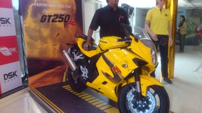 Hyosung GT250 R LE front three quarters