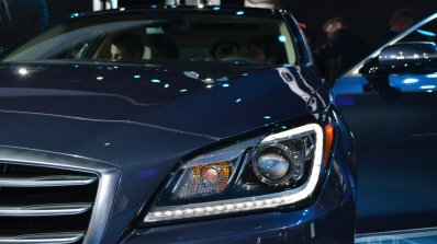 2014 Hyundai Genesis at 2014 NAIAS headlights