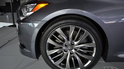 2014 Hyundai Genesis at 2014 NAIAS wheel