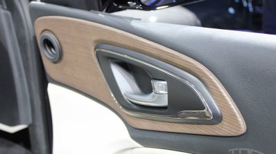2015 Chrysler 200 door release at NAIAS 2014