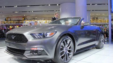 2015 Ford Mustang Convertible at 2014 NAIAS front three quarters