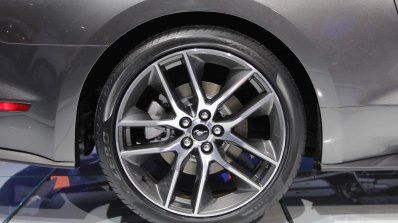 2015 Ford Mustang Convertible at 2014 NAIAS wheel