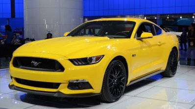 2015 Ford Mustang GT at 2014 NAIAS front quarter