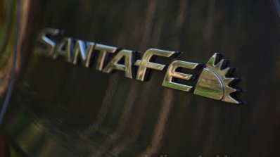2013 Hyundai Santa Fe Review badge