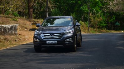 2013 Hyundai Santa Fe Review driving shot