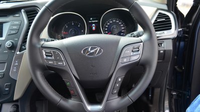 2013 Hyundai Santa Fe Review steering wheel