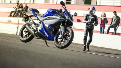 2014 Yamaha YZF-R125 front three quarter detail press shot