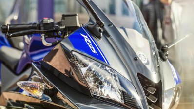 2014 Yamaha YZF-R125 headlamp detail press shot