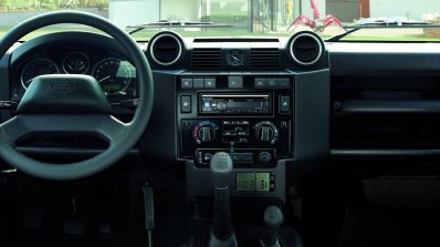 Land Rover Defender Black Pack interior (2)