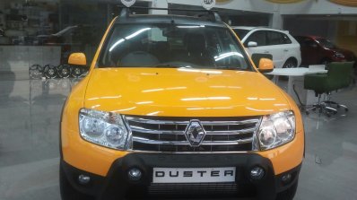 Renault Duster Joy Yellow Edition front angle