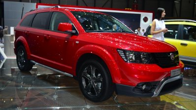 Fiat Freemont Cross front three quarter - Geneva Live