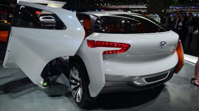 Hyundai Intrado concept rear three quarter left - Geneva Live