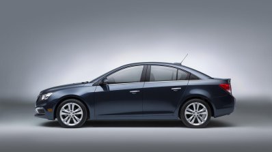 2015 Chevrolet Cruze facelift side press shot