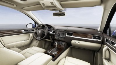 2015 VW Touareg dashboard press shot