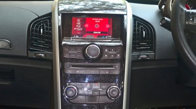 2014 Mahindra XUV500 Review center console