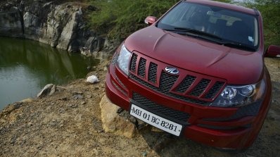 2014 Mahindra XUV500 Review grille and lights