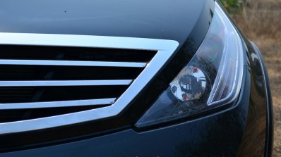 2014 Tata Aria Review grille and light