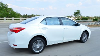 2014 Toyota Corolla Altis Petrol Review side moving