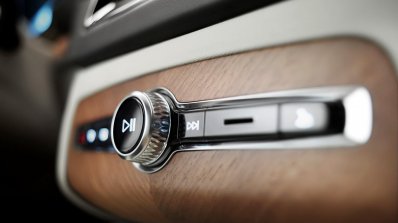 2015 Volvo XC90 audio controls press image