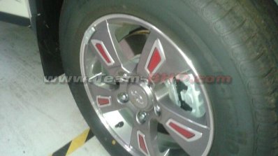 Mahindra XUV500 Sportz wheel caps spied
